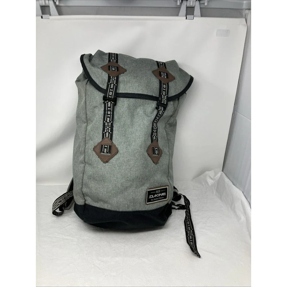 DAKINE TREK 26L Backpack  Gray Canvas Pre-owned and very clean